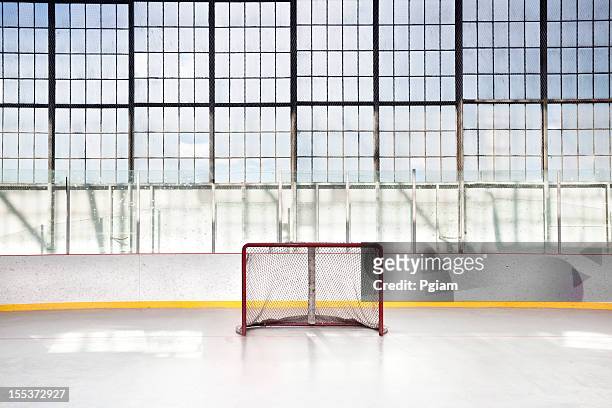 eishockey-netz in der arena - hockey arena stock-fotos und bilder