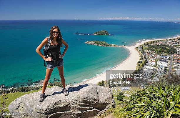 tourist wanderer mit blick auf den mt. maunganui, der bay of plenty, neuseeland - mount maunganui stock-fotos und bilder