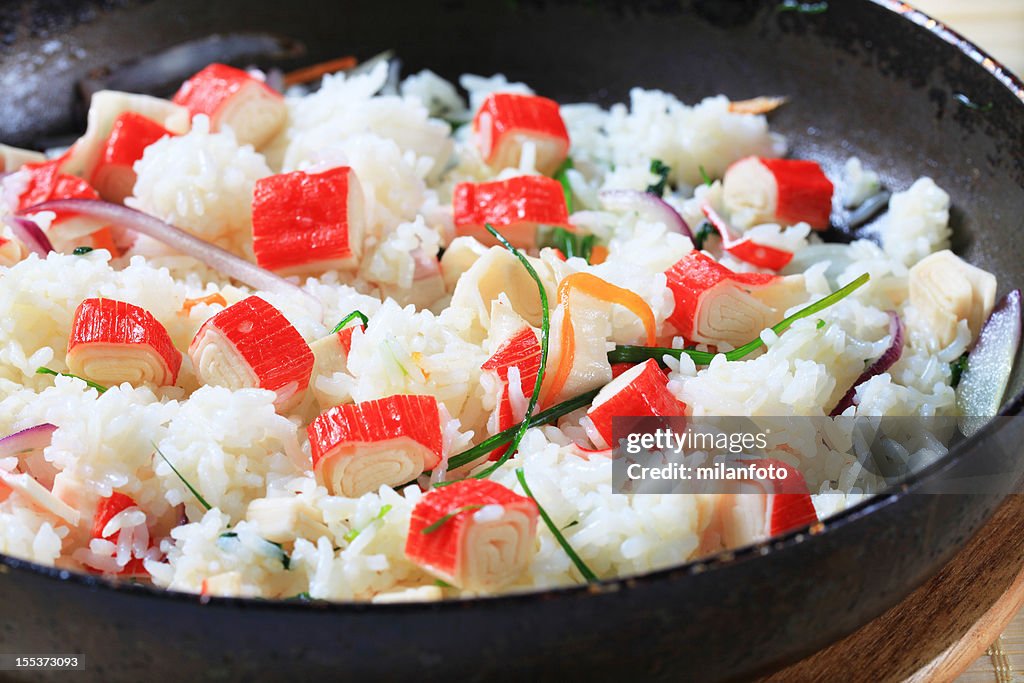 Surimi con arroz frito y cebolla