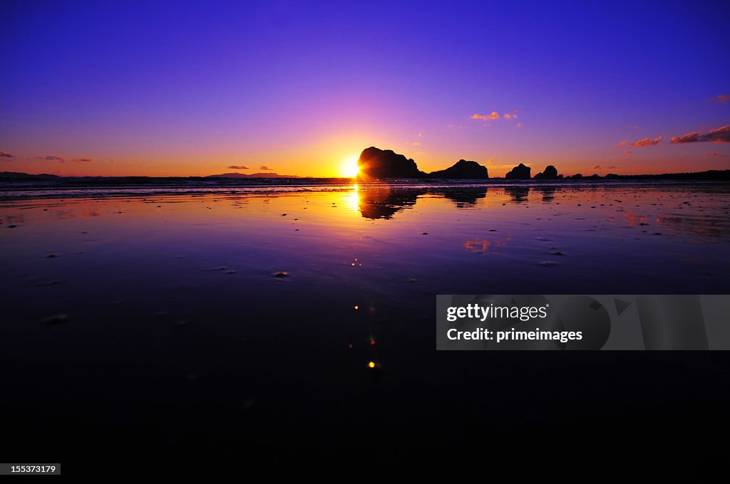 Wunderschönen Sonnenaufgang über dem Meer