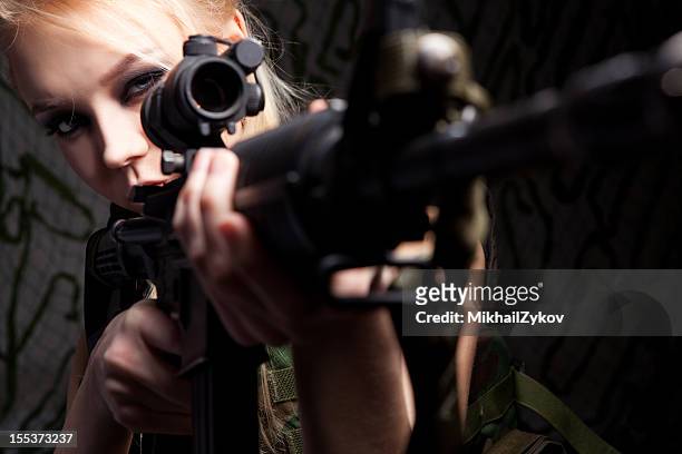belle femme soldat - airsoft gun photos et images de collection