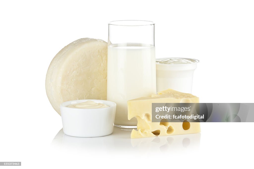 Photo de produits laitiers sur fond réfléchissant blanc