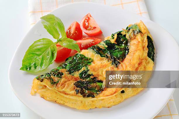 mit käse und spinat-omelett - pfannkuchen stock-fotos und bilder