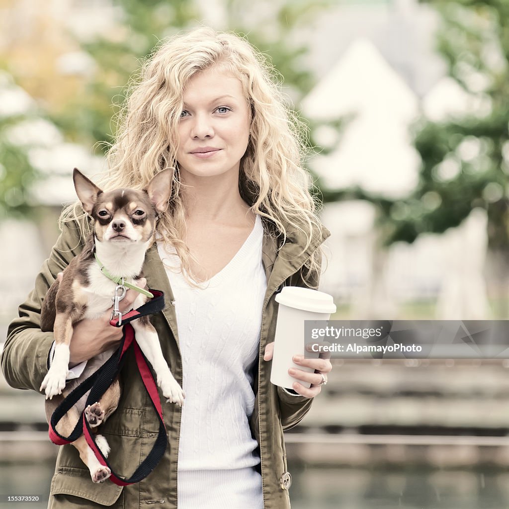 Blonde Frau zu Fuß mit ihr Chihuahua-dog