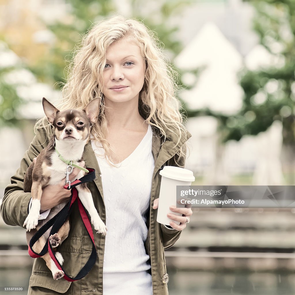 Loira mulher Andar com seu Cachorro Chihuahua-IX
