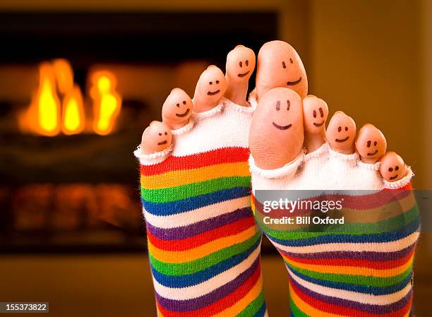 heureux pieds au chaud - orteil photos et images de collection