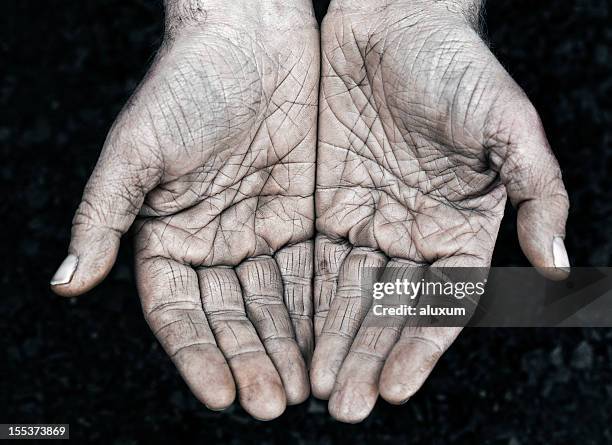 trabalhador manual mãos - wrinkled imagens e fotografias de stock