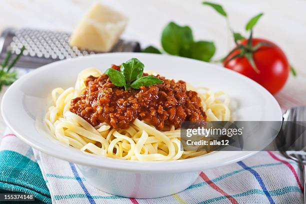 linguini bolognese - pasta with bolognese sauce stock pictures, royalty-free photos & images