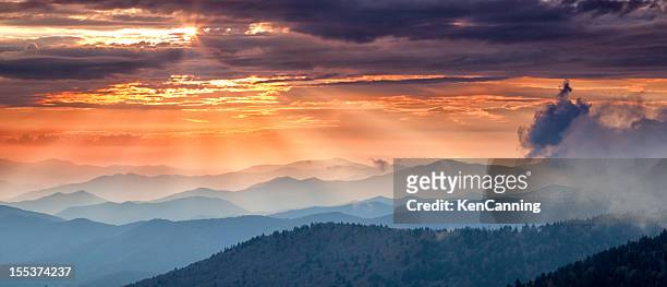 山の夕暮れ - グレートスモーキー山脈 ストックフォトと画像