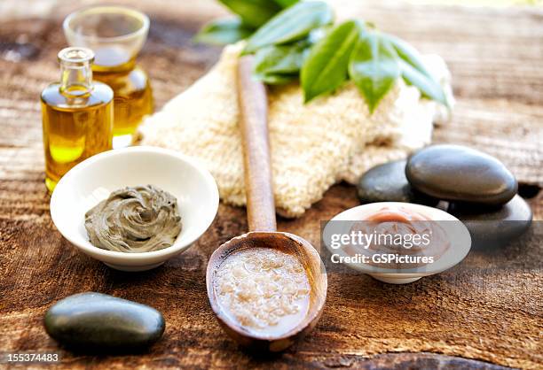 spa natureza-morta com máscara de lama, sal esfregar, óleo de massagem - esfoliação imagens e fotografias de stock