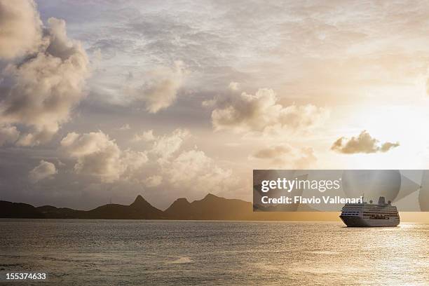 kreuzfahrtschiff bei sonnenuntergang, die grenadinen - inselgruppe grenadinen stock-fotos und bilder