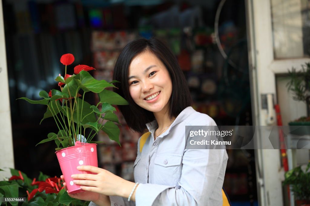 Bild von jungen asiatischen Frau florist Blumen in