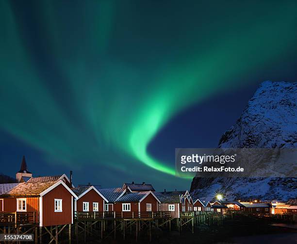northern lights-aurora borealis über reine, lofoten, norwegen - aurora borealis lofoten stock-fotos und bilder