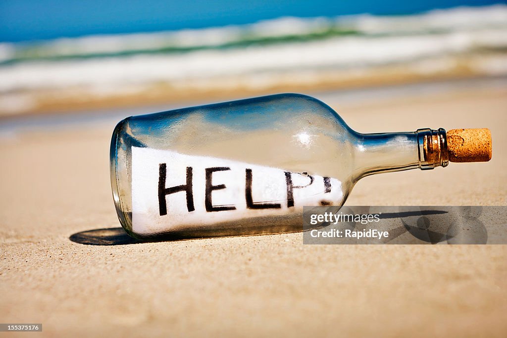 Guida spiega frenetico messaggio in una bottiglia su una spiaggia deserta