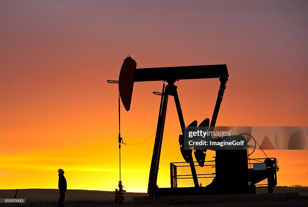Pumpjack Silhouette mit Arbeiter