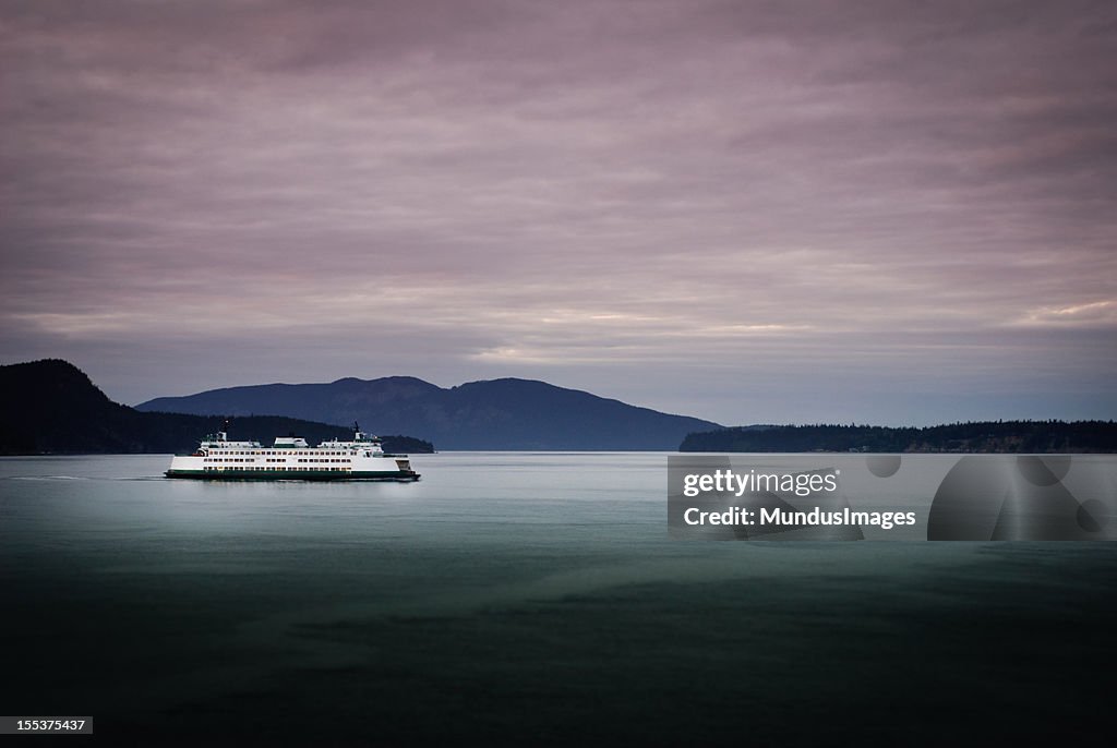 Ferry ao Anoitecer