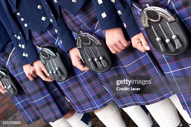 männer in kilts - schottenrock stock-fotos und bilder