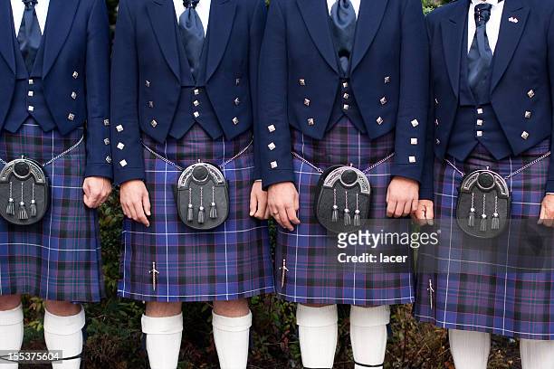 hombres en kilts - falda escocesa fotografías e imágenes de stock