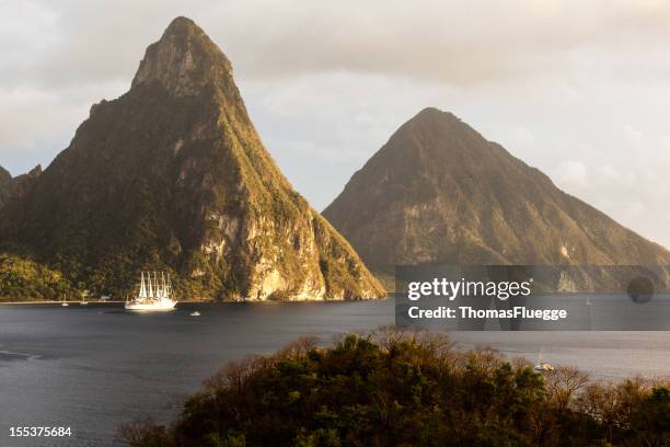 die pitons in st. lucia, zwei einzelbetten - pitons stock-fotos und bilder