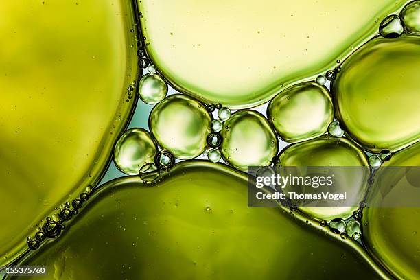 oil & water - abstract background green macro - oil stockfoto's en -beelden