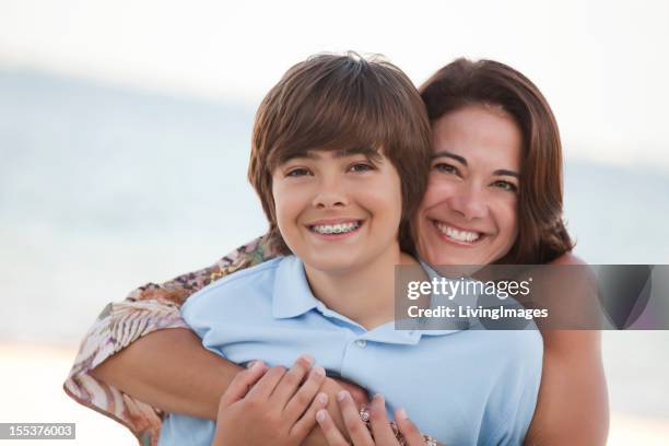 & madre e figlio sulla spiaggia - apparecchio ortodontico foto e immagini stock