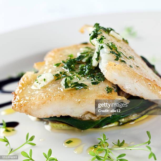 fischfilet mit gemüse - bass stock-fotos und bilder