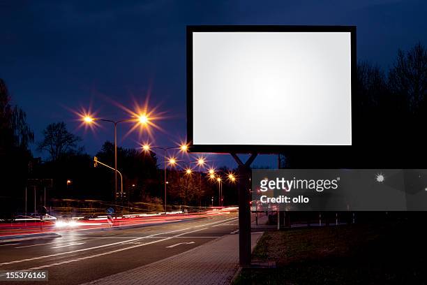 leere werbung plakat auf der straße in der stadt bei nacht - horizontal stock-fotos und bilder