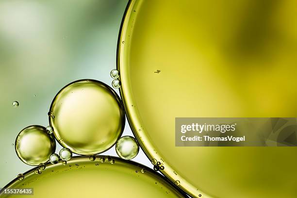huile & eau fond abstrait vert, macro - huile de table photos et images de collection