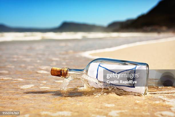 9点のボトルメールのストックフォト Getty Images 9点のボトルメールのストックフォト Getty Images