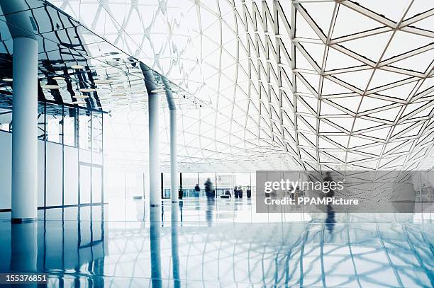 verschwommene leute, die moderne architektur - gebäudeteil stock-fotos und bilder