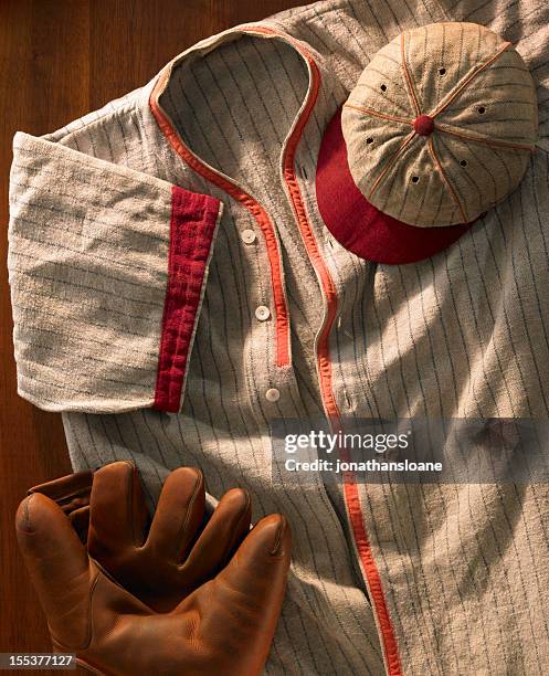 old-time wool baseball uniform with cap and glove - honkbaltenue stockfoto's en -beelden