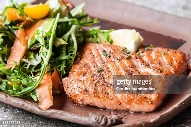 gegrilltes filet vom wildlachs - vom holzkohlengrill stock-fotos und bilder