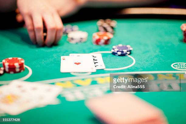 preisgekrönte hand: blackjack-tisch mit spiel stattfindet - black jack hand stock-fotos und bilder