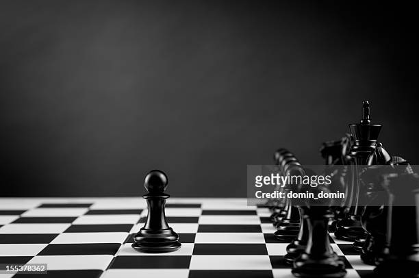 führungskraft, black bauer auf der schachbrett, schwarz und weiß - queen chess piece stock-fotos und bilder