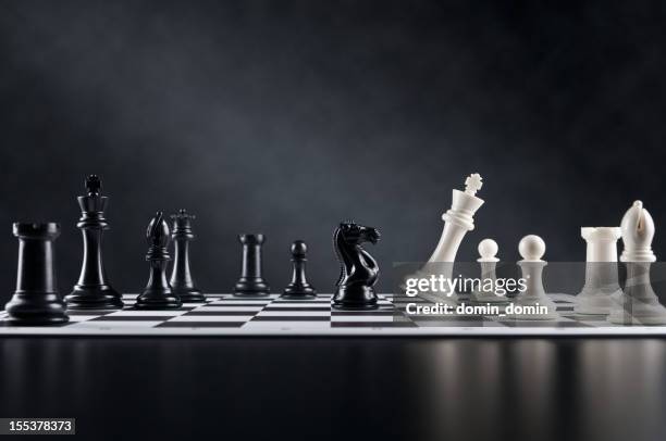 checkmate mover, ajedrez knight está revisando ajedrez king, tablero de ajedrez - tablero de ajedrez fotografías e imágenes de stock