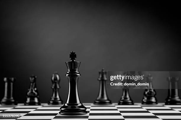team, black chess king on chess board, leader and competition - king chess piece 個照片及圖片檔