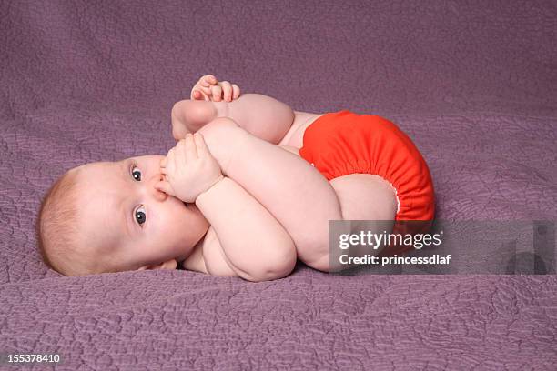 baby windel im tuch - babies only in cloth diapers stock-fotos und bilder