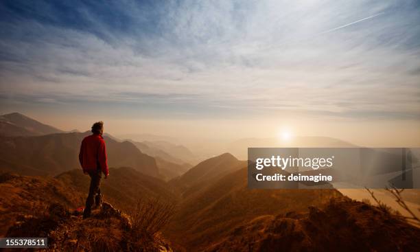 walker botas de hombres en la cima de la montaña - horizon fotografías e imágenes de stock