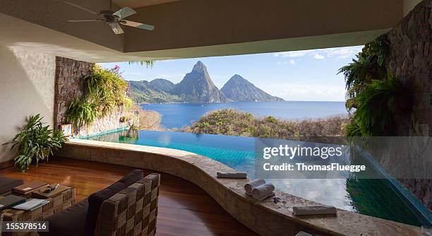 st. lucia's zwei pitons aus jade mountain - caribbean culture stock-fotos und bilder