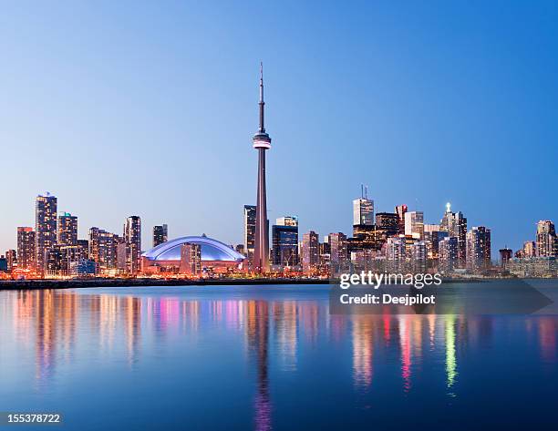 toronto city skyline at night in canada - toronto stockfoto's en -beelden