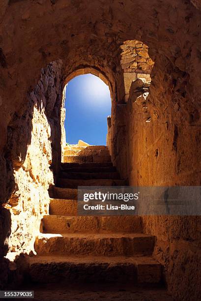 treppe zu einem neuen leben - ruine stock-fotos und bilder