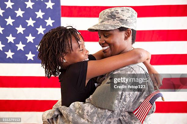 willkommen zuhause militär mutter mit tochter. usa-flagge. army veteran. - kriegsveteranen gedenktag stock-fotos und bilder