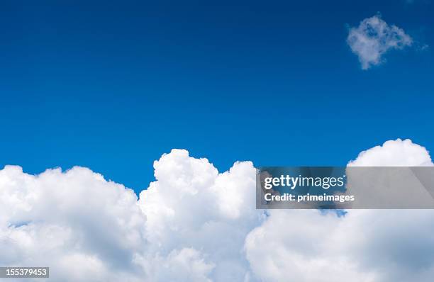 drammatico cielo nuvoloso. - nuvoloso foto e immagini stock