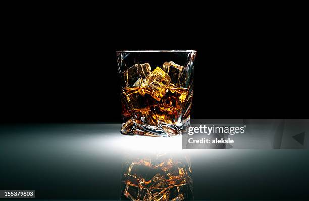 whiskey mit ice - dram stock-fotos und bilder