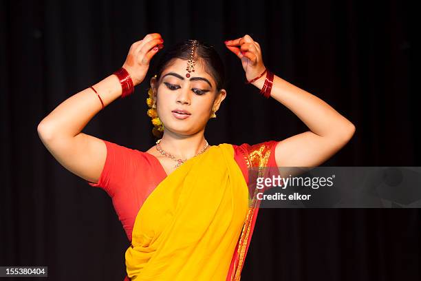 indische frauen tänzer bharata natyam klassische - bharatanatyam dancing stock-fotos und bilder
