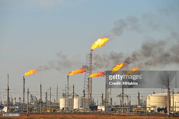 arrossamento del gas - refinery foto e immagini stock
