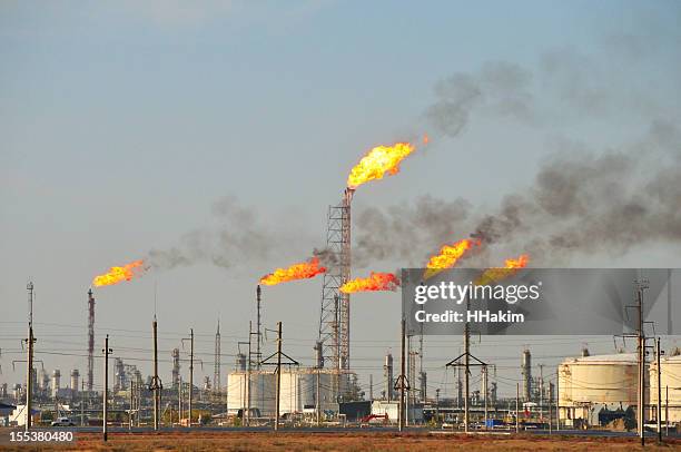 gás manchas brilhantes - oil field - fotografias e filmes do acervo