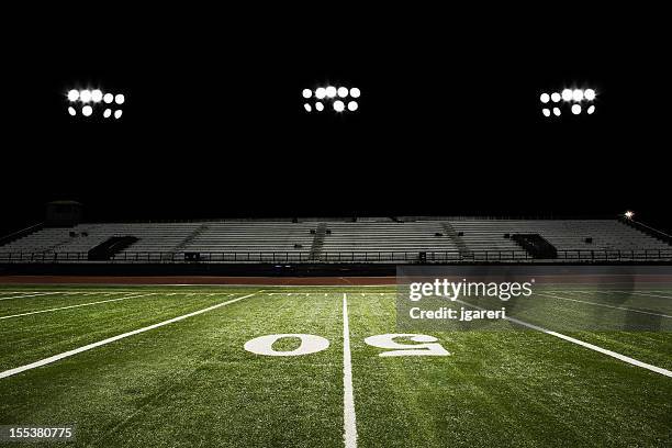 football field at night - fotbollsplan för amerikansk fotboll bildbanksfoton och bilder