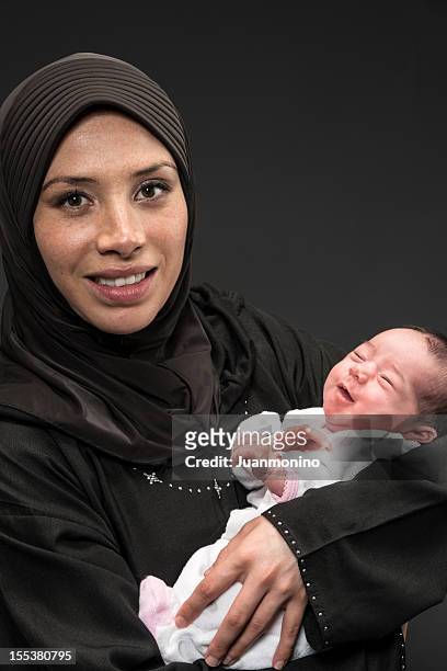 muslimische frau mit ihrem neugeborenen tochter - arabian baby stock-fotos und bilder