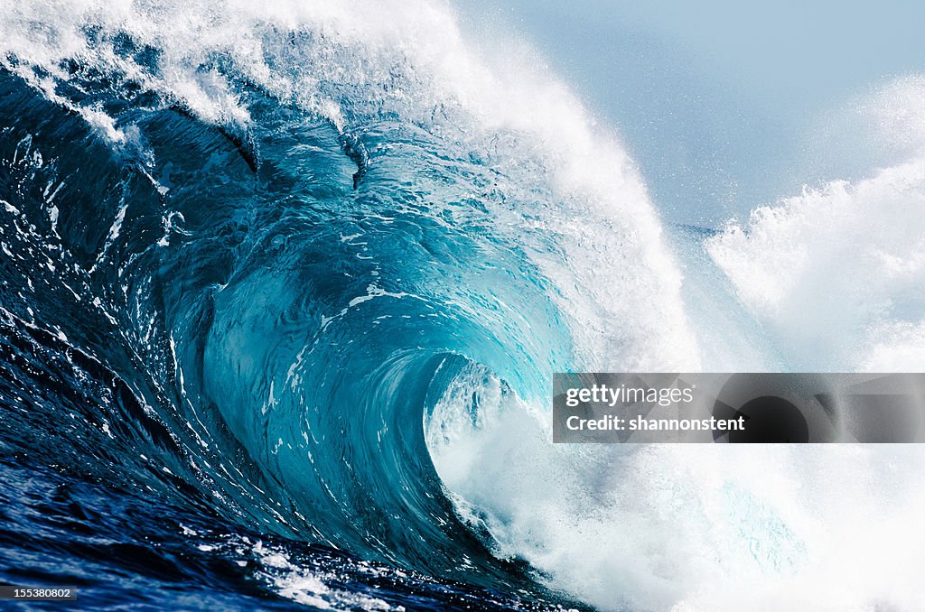 Vue rapprochée d'énormes vagues de l'océan